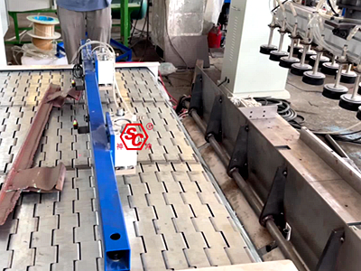 Rolling conveyor belt transports the cut plates out