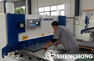 New metal material shearing machine